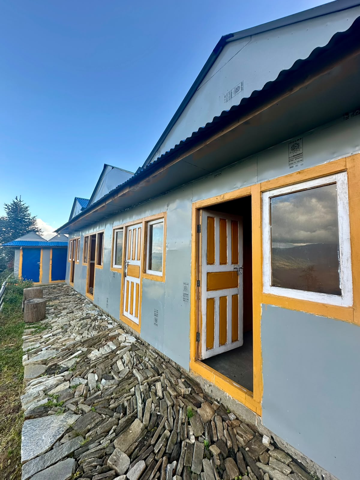 Akomodasi sederhana di lodge pegunungan pada jalur trekking Pikey Peak, Nepal.  Salin